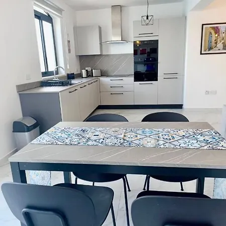 Coastline, Lovely Seafront Apartment *