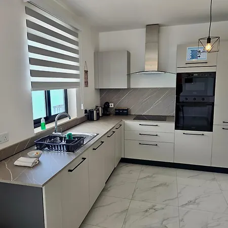 Coastline, Lovely Seafront Apartamento *