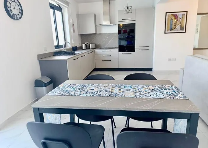 Coastline, Lovely Seafront Apartment *